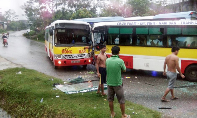 Hai xe buýt đụng đầu, 4 người nhập viện cấp cứu - Ảnh 1.