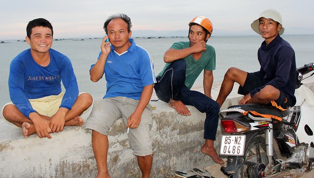Ninh Thuận kiên quyết đưa 32 người trên bè thủy sản vào bờ - Ảnh 1. Ninh Thuận kiên quyết đưa 32 người trên bè thủy sản vào bờ - Ảnh 1.