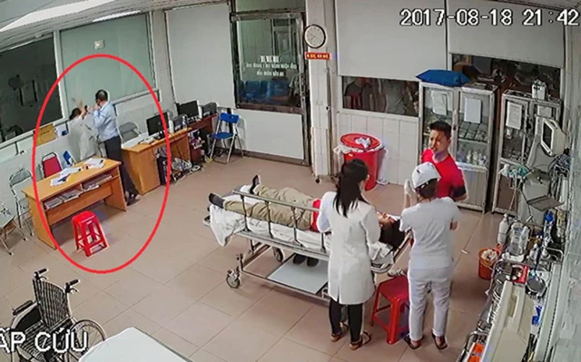 Kiểm điểm chủ tịch phường giúp sức giám đốc tát bác sĩ ở Vinh - Ảnh 2. Kiểm điểm chủ tịch phường giúp sức giám đốc tát bác sĩ ở Vinh - Ảnh 2.