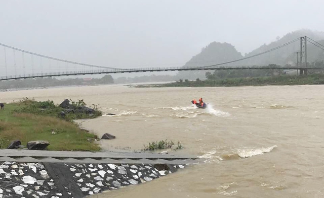 Cả trăm người tìm kiếm người đàn ông bị nước lũ cuốn - Ảnh 1. Cả trăm người tìm kiếm người đàn ông bị nước lũ cuốn - Ảnh 1.