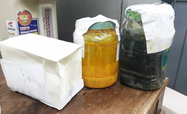 Phá đường dây pha xăng với dung môi, bột màu bán ra thị trường - Ảnh 1. Phá đường dây pha xăng với dung môi, bột màu bán ra thị trường - Ảnh 1.