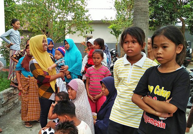 Núi lửa Agung phun trào, hàng ngàn người Indonesia tháo chạy - Ảnh 3. Núi lửa Agung phun trào, hàng ngàn người Indonesia tháo chạy - Ảnh 3.