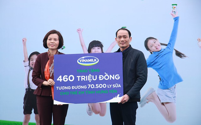 Vinamilk trao 70.500 ly sữa cho trẻ em Hưng Yên - Ảnh 5. Vinamilk trao 70.500 ly sữa cho trẻ em Hưng Yên - Ảnh 5.