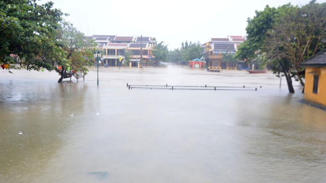 Lũ lên nhanh, phố cổ Hội An bị chia cắt - Ảnh 1. Lũ lên nhanh, phố cổ Hội An bị chia cắt - Ảnh 1.