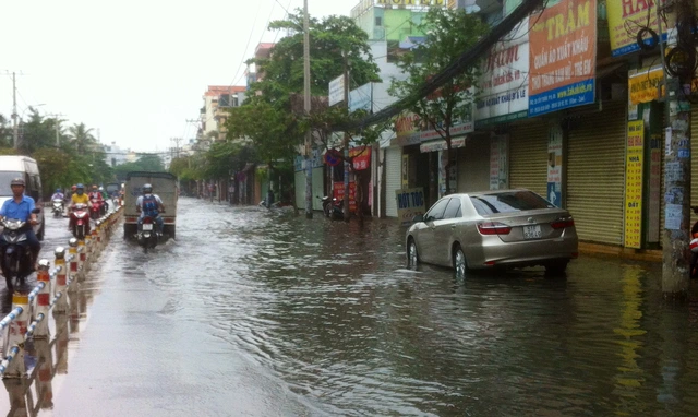 Mưa đêm, đến sáng nhiều tuyến đường còn ngập - Ảnh 4. Mưa đêm, đến sáng nhiều tuyến đường còn ngập - Ảnh 4.
