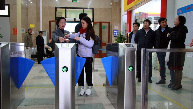 Hệ thống soát vé tự động ga Hà Nội và Sài Gòn đi vào hoạt động - Ảnh 2. Hệ thống soát vé tự động ga Hà Nội và Sài Gòn đi vào hoạt động - Ảnh 2.