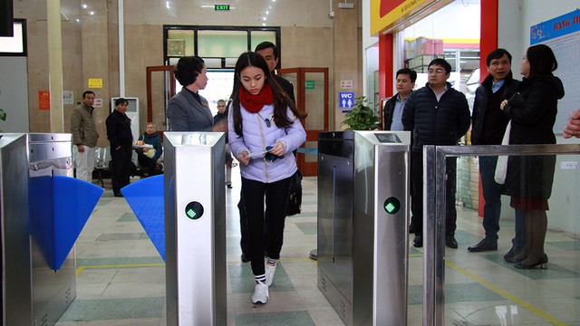 Hệ thống soát vé tự động ga Hà Nội và Sài Gòn đi vào hoạt động - Ảnh 3. Hệ thống soát vé tự động ga Hà Nội và Sài Gòn đi vào hoạt động - Ảnh 3.