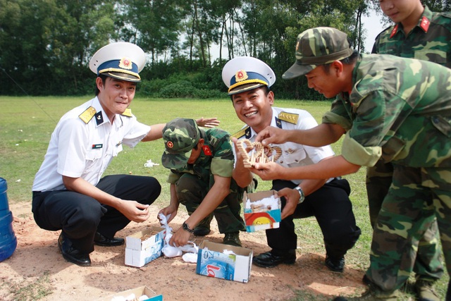 Quà tình yêu độc của lính tàu săn ngầm - Ảnh 3. Quà tình yêu độc của lính tàu săn ngầm - Ảnh 3.