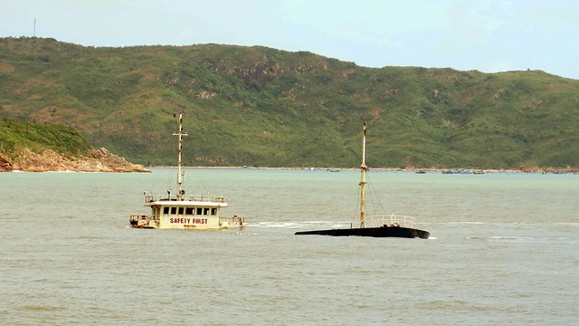 Bơm nước cứu 1 tàu hàng chìm trong vịnh Quy Nhơn - Ảnh 1. Bơm nước cứu 1 tàu hàng chìm trong vịnh Quy Nhơn - Ảnh 1.