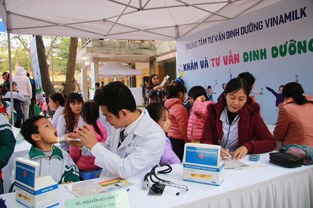 Vinamilk trao 70.500 ly sữa cho trẻ em Hưng Yên - Ảnh 3. Vinamilk trao 70.500 ly sữa cho trẻ em Hưng Yên - Ảnh 3.