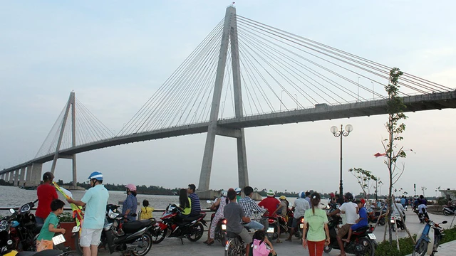 Người đàn ông 40 tuổi nhảy cầu Rạch Miễu mất tích - Ảnh 1. Người đàn ông 40 tuổi nhảy cầu Rạch Miễu mất tích - Ảnh 1.