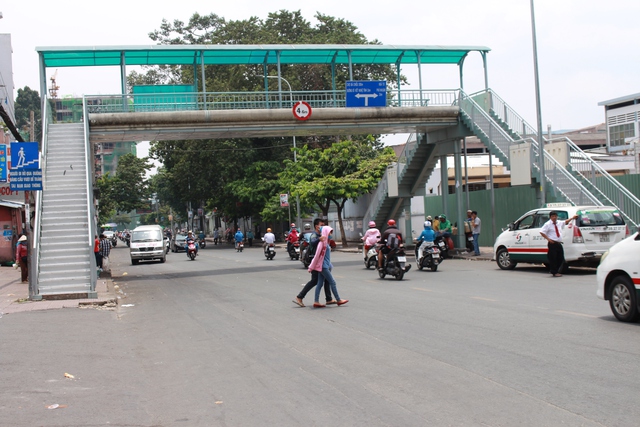 Muốn người dân đi cầu bộ hành, thiết kế đừng hành dân! - Ảnh 1. Muốn người dân đi cầu bộ hành, thiết kế đừng hành dân! - Ảnh 1.