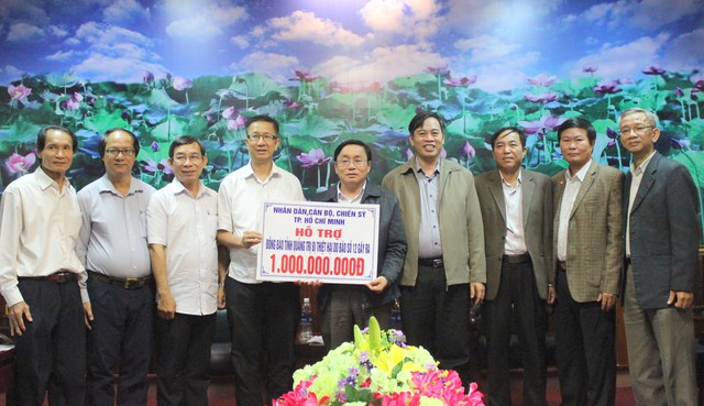 TP.HCM hỗ trợ bà con bị thiệt hại do bão lũ ở Huế, Quảng Trị - Ảnh 1. TP.HCM hỗ trợ bà con bị thiệt hại do bão lũ ở Huế, Quảng Trị - Ảnh 1.
