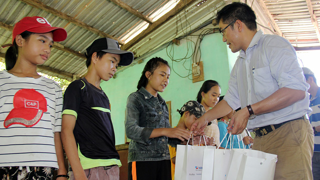 50 phần quà trao học trò Chanchu - Ảnh 1.