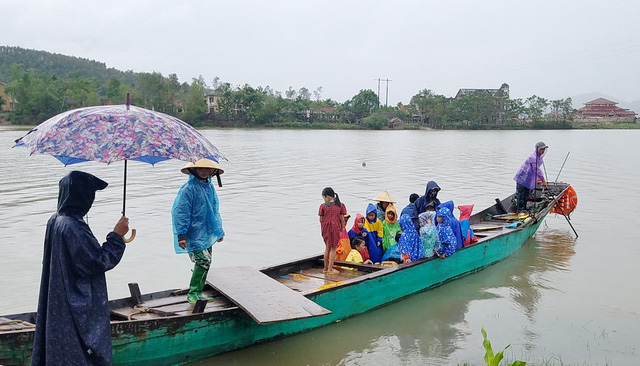 Cầu treo hỏng, học sinh đến trường bằng đò ngang - Ảnh 1.