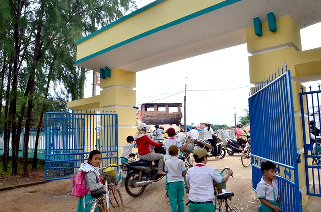 Thầy trò khổ vì khói bụi lò gạch thủ công - Ảnh 1. Thầy trò khổ vì khói bụi lò gạch thủ công - Ảnh 1.