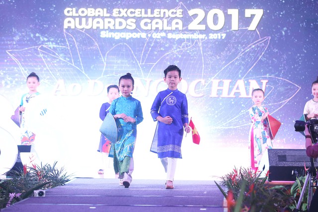 Hoàng tử Malaysia trao cúp vinh danh cho đạo diễn thời trang Việt Nam - Ảnh 4. Hoàng tử Malaysia trao cúp vinh danh cho đạo diễn thời trang Việt Nam - Ảnh 4.