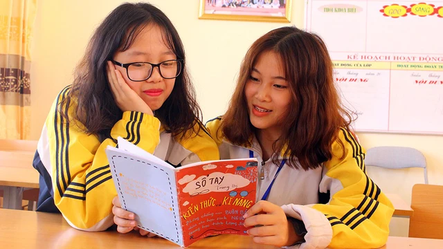 Nữ sinh trung học soạn sổ tay chống buôn người - Ảnh 1. Nữ sinh trung học soạn sổ tay chống buôn người - Ảnh 1.