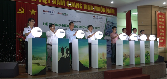 Cảng Sóng Thần lắp đặt hệ thống điện mặt trời lớn nhất VN - Ảnh 1. Cảng Sóng Thần lắp đặt hệ thống điện mặt trời lớn nhất VN - Ảnh 1.