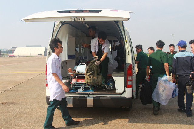 Trực thăng đưa ngư dân từ đảo Sinh Tồn về TP.HCM cấp cứu - Ảnh 3. Trực thăng đưa ngư dân từ đảo Sinh Tồn về TP.HCM cấp cứu - Ảnh 3.