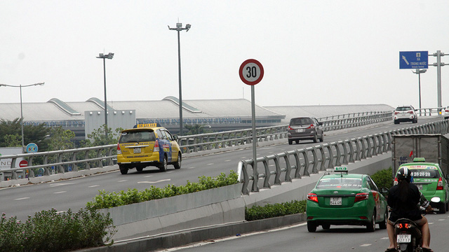Xe bò 30km/h lên cầu vượt cổng sân bay Tân Sơn Nhất - Ảnh 1. Xe bò 30km/h lên cầu vượt cổng sân bay Tân Sơn Nhất - Ảnh 1.