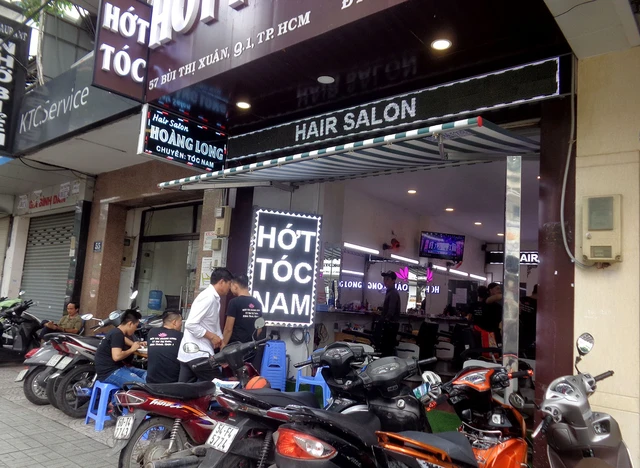 Hớt tóc miễn phí giúp người nghèo khó - Ảnh 1. Hớt tóc miễn phí giúp người nghèo khó - Ảnh 1.