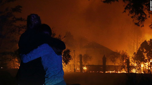Ít nhất 10 người chết vì cháy rừng ở California - Ảnh 2.