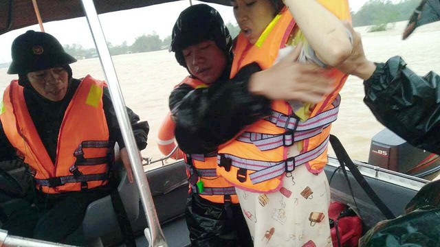 Vượt lũ dữ, đưa 3 thai phụ đến bệnh viện sinh con kịp thời - Ảnh 1. Vượt lũ dữ, đưa 3 thai phụ đến bệnh viện sinh con kịp thời - Ảnh 1.