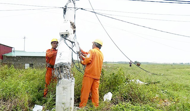 Quảng Bình khôi phục xong lưới điện hư do bão số 10 - Ảnh 1. Quảng Bình khôi phục xong lưới điện hư do bão số 10 - Ảnh 1.