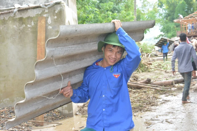 Hàng nghìn thanh niên tình nguyện giúp dân sau mưa lũ miền Bắc - Ảnh 3. Hàng nghìn thanh niên tình nguyện giúp dân sau mưa lũ miền Bắc - Ảnh 3.