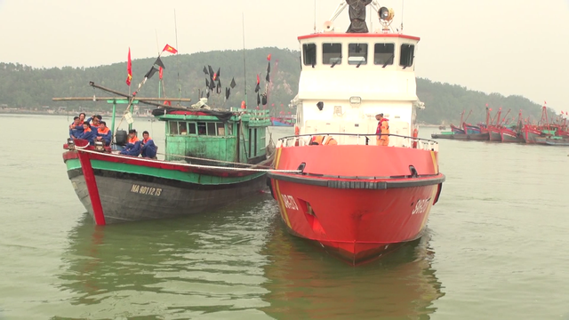 Cứu 13 thuyền viên trên tàu cá hỏng máy gần đảo Hòn Ngư - Ảnh 1. Cứu 13 thuyền viên trên tàu cá hỏng máy gần đảo Hòn Ngư - Ảnh 1.