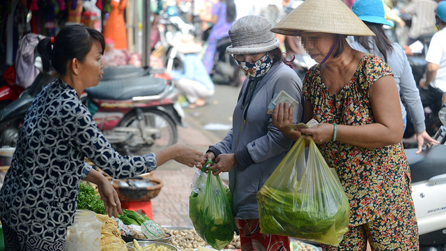 Tăng thuế VAT, người đã nghèo lại càng thêm khó - Ảnh 1. Tăng thuế VAT, người đã nghèo lại càng thêm khó - Ảnh 1.