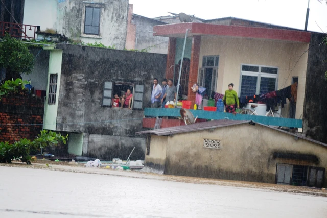 Vào vùng rốn lũ Đại Lộc, hơn 4.000 nhà ngập sâu hơn 1m - Ảnh 8. Vào vùng rốn lũ Đại Lộc, hơn 4.000 nhà ngập sâu hơn 1m - Ảnh 8.