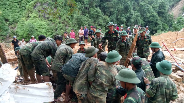 Tìm thấy thi thể 3 công nhân vụ sạt lở thủy điện ở Trà My - Ảnh 3. Tìm thấy thi thể 3 công nhân vụ sạt lở thủy điện ở Trà My - Ảnh 3.