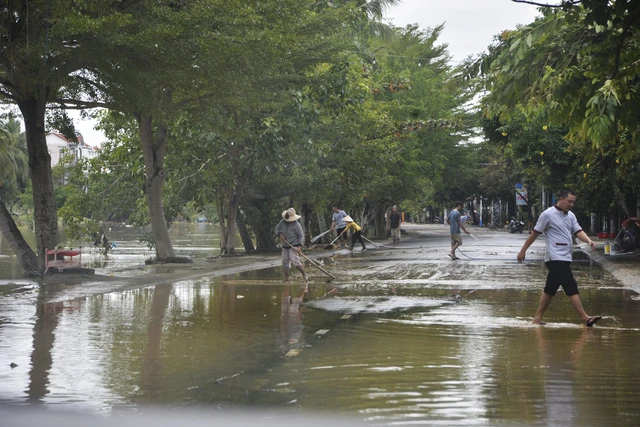 Hội An hối hả dọn bùn sau lũ chuẩn bị APEC - Ảnh 4. Hội An hối hả dọn bùn sau lũ chuẩn bị APEC - Ảnh 4.