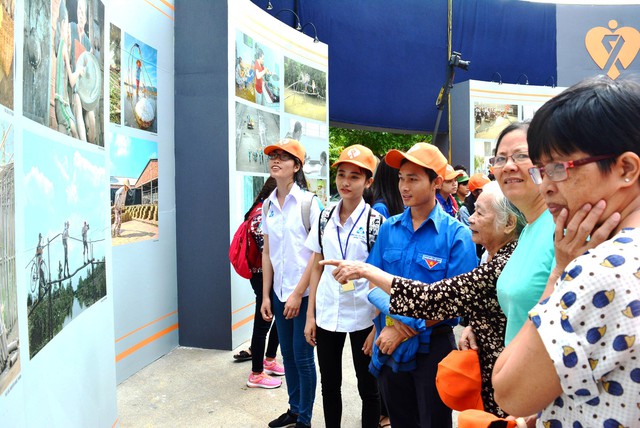 Khai mạc triển lãm ảnh vì những người phụ nữ quanh ta - Ảnh 4. Khai mạc triển lãm ảnh vì những người phụ nữ quanh ta - Ảnh 4.