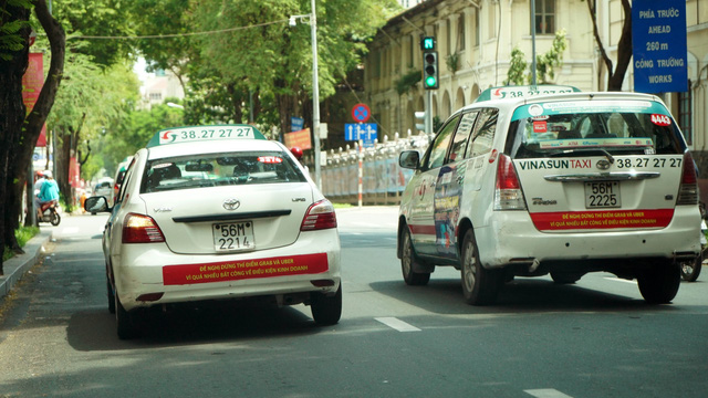 Treo biểu ngữ chống Uber - Grab, kiến nghị hay xúc phạm? - Ảnh 1.