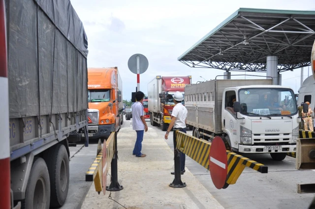 Tiền lẻ lan tới trạm thu phí BOT Ninh An, Khánh Hòa - Ảnh 1. Tiền lẻ lan tới trạm thu phí BOT Ninh An, Khánh Hòa - Ảnh 1.