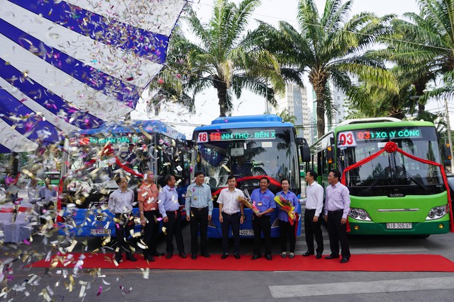 TP.HCM chính thức triển khai 3 tuyến buýt kiểu mẫu - Ảnh 1. TP.HCM chính thức triển khai 3 tuyến buýt kiểu mẫu - Ảnh 1.