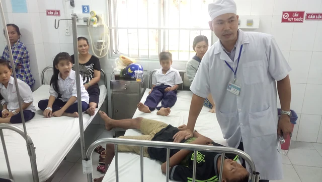 Vụ ngộ độc sữa: còn 39 học sinh phải nằm viện - Ảnh 1. Vụ ngộ độc sữa: còn 39 học sinh phải nằm viện - Ảnh 1.