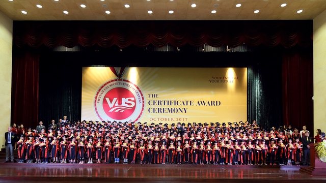 97.161 học viên VUS nhận chứng chỉ Anh ngữ quốc tế - Ảnh 1. 97.161 học viên VUS nhận chứng chỉ Anh ngữ quốc tế - Ảnh 1.