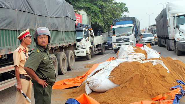 Xe đổ hàng tấn thức ăn gia súc, quốc lộ 51 kẹt xe gần 3km - Ảnh 1. Xe đổ hàng tấn thức ăn gia súc, quốc lộ 51 kẹt xe gần 3km - Ảnh 1.