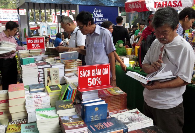 Alpha Books lấy làm tiếc vì sự cố ‘lẩu sách’ - Ảnh 1. Alpha Books lấy làm tiếc vì sự cố ‘lẩu sách’ - Ảnh 1.