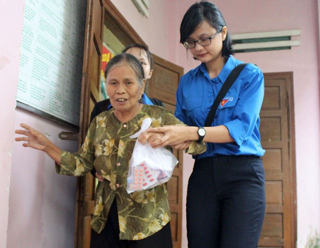 Thành đoàn cứu trợ tại vùng bão, lũ Phú Yên và Khánh Hòa - Ảnh 4. Thành đoàn cứu trợ tại vùng bão, lũ Phú Yên và Khánh Hòa - Ảnh 4.