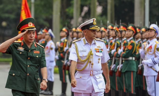 Chủ tịch Ủy ban Tham mưu trưởng Ấn Độ thăm Việt Nam - Ảnh 3. Chủ tịch Ủy ban Tham mưu trưởng Ấn Độ thăm Việt Nam - Ảnh 3.