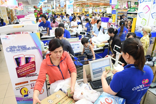 Khách hàng rầm rộ mua sắm siêu giảm giá kiểu Black Friday của Co.opmart - Ảnh 2. Khách hàng rầm rộ mua sắm siêu giảm giá kiểu Black Friday của Co.opmart - Ảnh 2.