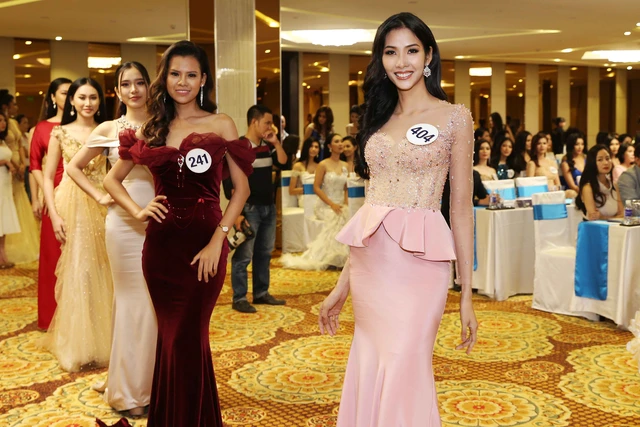 Tóc Tiên, Sơn Tùng M-TP hát ở bán kết Hoa hậu Hoàn vũ Việt Nam 2017 - Ảnh 2. Tóc Tiên, Sơn Tùng M-TP hát ở bán kết Hoa hậu Hoàn vũ Việt Nam 2017 - Ảnh 2.