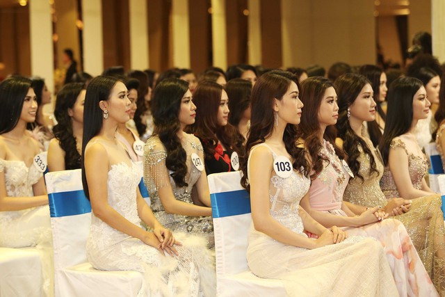 Tóc Tiên, Sơn Tùng M-TP hát ở bán kết Hoa hậu Hoàn vũ Việt Nam 2017 - Ảnh 3. Tóc Tiên, Sơn Tùng M-TP hát ở bán kết Hoa hậu Hoàn vũ Việt Nam 2017 - Ảnh 3.