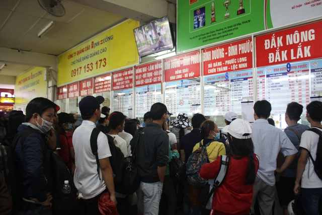 Bến xe, bến phà TP.HCM đông nghẹt khách ngày lễ - Ảnh 1. Bến xe, bến phà TP.HCM đông nghẹt khách ngày lễ - Ảnh 1.