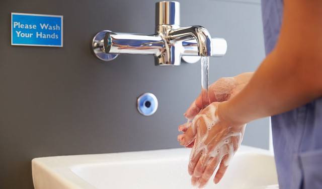 Nhiễm khuẩn bệnh viện là do… ít rửa tay? - Ảnh 1. Nhiễm khuẩn bệnh viện là do… ít rửa tay? - Ảnh 1.